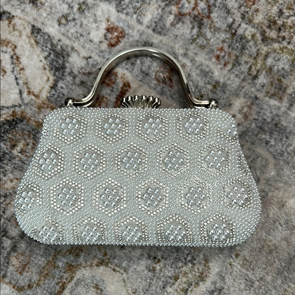 Elegant Silver and White Beaded Pearl Handbag